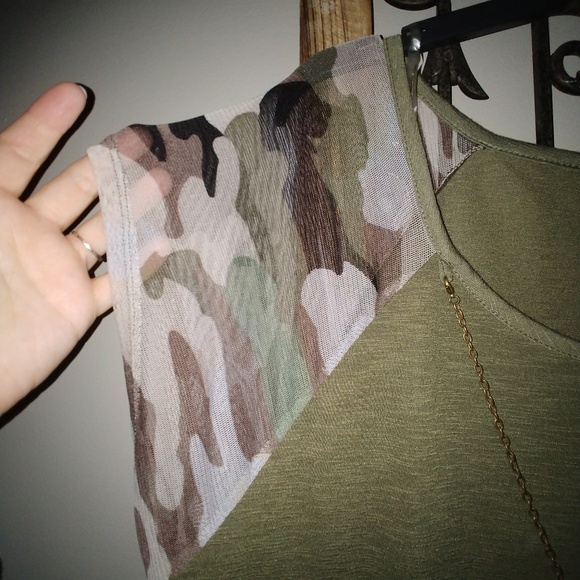 Camo top with built in necklace - Picture 2 of 4